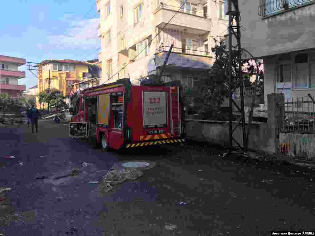 Пожарный автомобиль, прибывший из города Ялова, Город Антакья, регион Хатай, 7 февраля 2023 года  