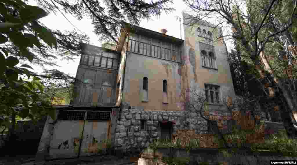 Вилла «Хайял», название которой с арабского переводится как «мечта», - в недавнем прошлом корпус №3 противотурбекулезногосанатория «Красный маяк». Еще в 2020 году его должны были передать в собственность Распорядительной дирекции Крыма. О дальнейшейсудьбе исторического здания тоже ничего неизвество