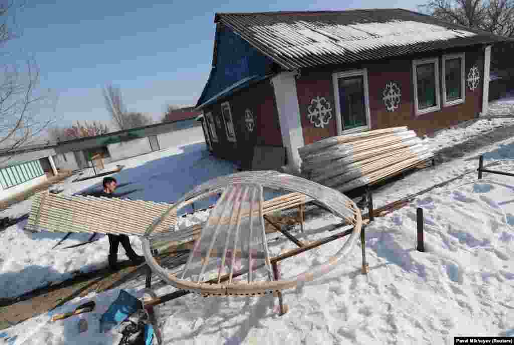 Процес підготовки юрт для відправки в Україну. Казахстан, 1 лютого 2023 року Опитування, проведене в листопаді, показало, що 22 відсотки казахів підтримують Україну у війні з Росією, а 13 відсотків – Росію. Більшість опитаних громадян Казахстану кажуть, що вони нейтральні.  