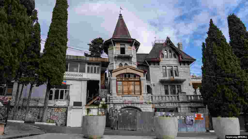 «Ксения» построена в стиле шотландского шале в 1906 году. Это самый известный исторический особняк курортного Симеиза. Первоначально в ней разместились посредническое квартирное бюро, гостиница, привратницкая, ресторан, зал для досуга и магазины. После большевистского переворота 1917 года в вилле располагались пансионат для отдыхающих и коммунальные квартиры. Недавно после скандальной и недоведенной до конца реставрации, в том числе с участием скандальной известной питерской фирмы «Меандр», Распорядительная дирекция имущества Крыма выставила "Ксению" на продажу. Согласно конкурсной документации, первоначальная стоимость лота составляет 120 619 601 рублей. Электронный аукцион запланирован на 14 февраля этого года