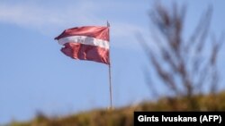 Вони мають залишити країну в тому випадку, якщо не запросили повторного складання іспиту на знання латиської мови або статусу постійного жителя Євросоюзу