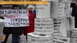 Активісти вручили депутатам туалетний папір з фрагментом коаліційної угоди Активісти вручили депутатам туалетний папір з фрагментом коаліційної угоди