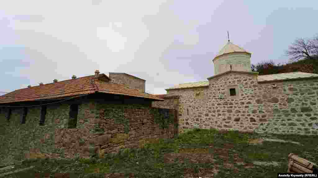 Церковь Сурб-Ншан (справа) – сердце монастыря