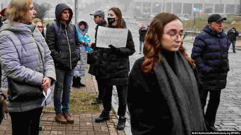 В акції взяли участь представники правозахисних організацій, Платформи політв’язнів, незалежних громадських об’єднань переселенців, родин політв’язнів, Меджлісу кримськотатарського народу, переселенці з Криму та Донбасу, представники Міністерства з питань реінтеграції тимчасово окупованих територій та інших органів державної влади