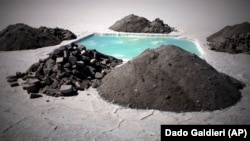 Ilustrativna fotografija, jezero koje se koristi za merenje nivoa litijuma i drugih minerala u slanoj pustinji Ujuni u Boliviji, koja raspolaže najvećim rezervama litijuma na svetu.