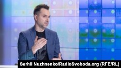 Олексій Арестович під час запису програми «Суботнє інтерв'ю»