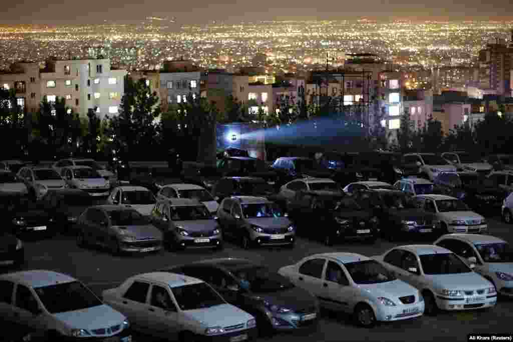 Кіноавтодром у столиці Ірану – Тегерані. Показ фільму іранської кінокласики. 3 травня 2020 року