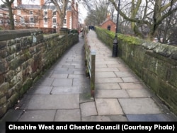 Зони для підйому на стіну для прогулянок, які колись слугували людям з вантажем, а зараз виконують роль пандусів