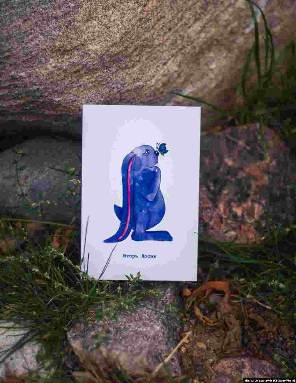 Листівка Ігоря Лосика. Білоруський блогер та консультант Радіо Свобода був затриманий у червні 2020 року. Його звинуватили у використанні свого популярного Telegram-каналу для «підготовки порушення громадського порядку». 14 грудня його засудили до 15 років позбавлення волі. Президент Радіо Свобода/Радіо Вільна Європа Джеймі Флай закликав режим Лукашенка припинити переслідування, «яке заслуговує на засудження», стосовно Лосика та інших журналістів. Дар'я каже, що волонтери отримали багато вдячних відгуків від ув'язнених