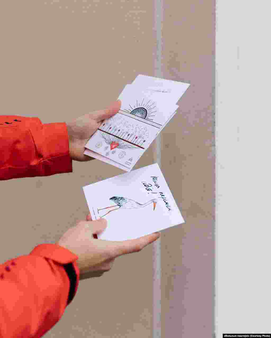 Проєкт розпочався з 10 листівок, які базувалися на малюнках політв'язнів. «Спершу це була просто гарна ідея. Першу партію надала дівчина, яка багато листується з політв'язнями. Потім ідея переросла у проєкт підтримки політв'язнів під назвою «Безкоштовні листівки». Тепер ми робимо не лише листівки, але й футболки та сумки з принтами, набори листівок, проводимо різноманітні заходи», – каже волонтер проєкту Дар'я