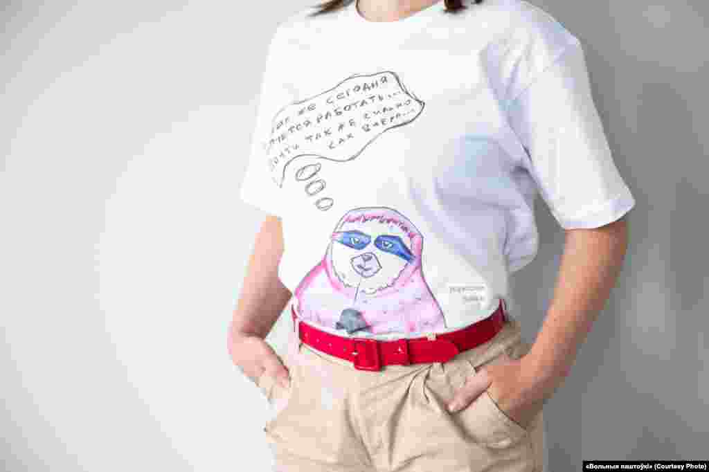 Автором цього малюнку є Максим Знак. 6 вересня опозиціонер був засуджений до 10 років ув'язнення за звинуваченням у змові з метою захоплення влади, закликів до дій щодо заподіяння шкоди національній безпеці та закликів до дій, що завдають шкоди національній безпеці шляхом спроби створення екстремістського угруповання. Держсекретар США Ентоні Блінкен назвав це «політично мотивованим обвинуваченням та ганебним вироком» за «фіктивними» звинуваченнями. Текст на листівці: «Я не хочу сьогодні так багато працювати… Майже так само, як учора»