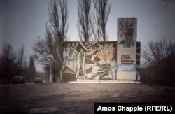 Мурал поблизу Нью-Йорка, присвячений шахтарям, проголошує: «Тепло й світло даруємо людям!»