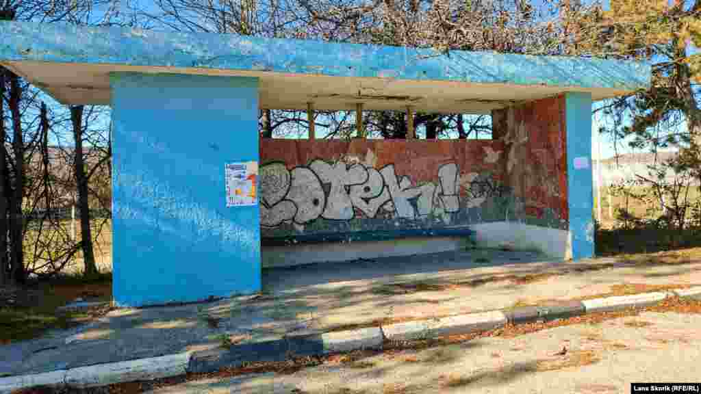 Автобусная остановка у села Мостовое на трассе Бахчисарай – Орловка