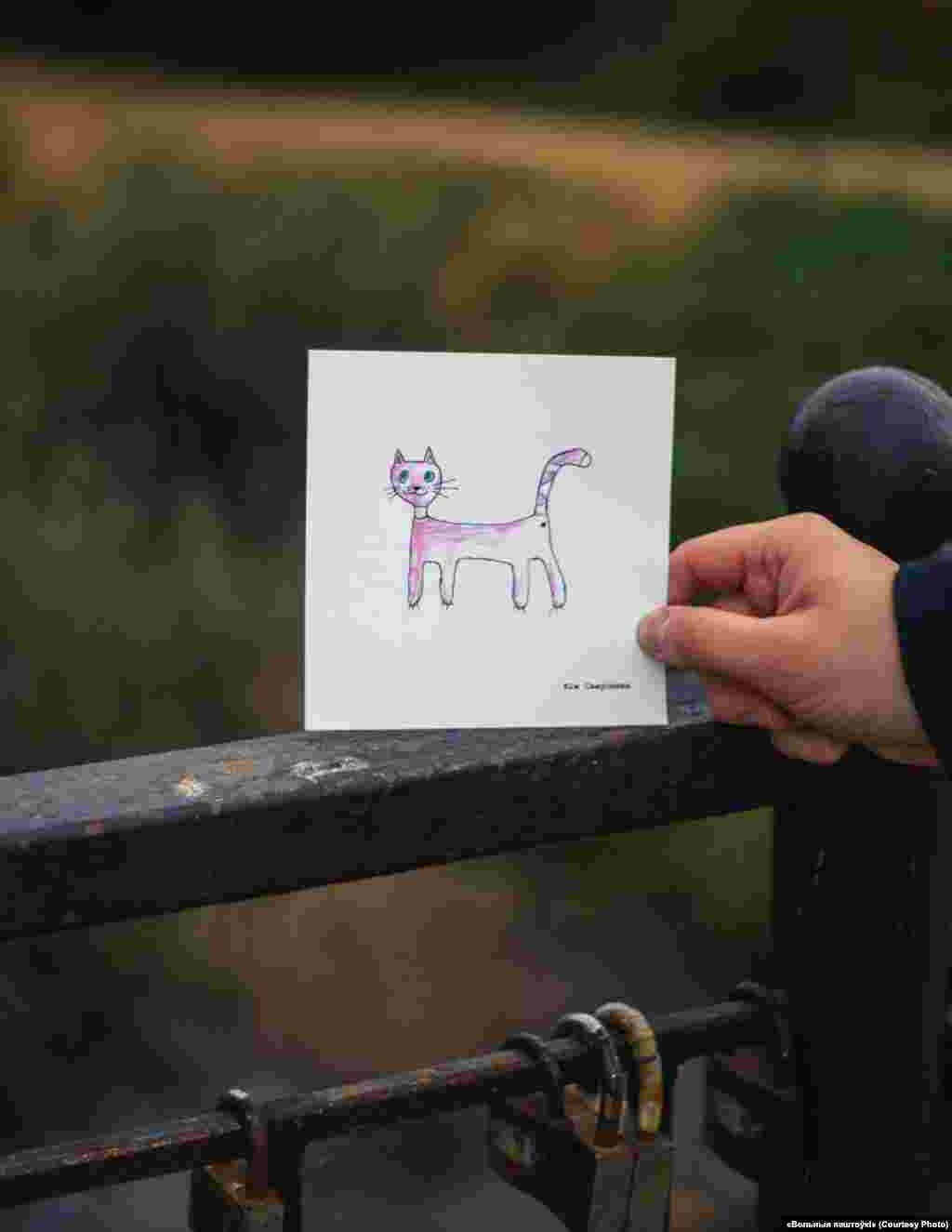 Дар'я зазначає, що надіслати листівку з простим текстом політв'язням у Білорусі можна за допомогою таких сайтів, як письмо.бел або Vkletochku.org. «Можливо, незабаром ви почнете отримувати відповіді і у вас з'явиться нова пристрасть – до написання листів у відповідь», – каже волонтерка