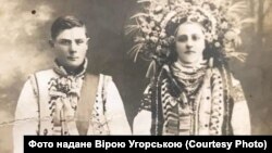 Ця фотографія зроблена 90 років тому на Прикарпатті. Так одягались тоді на весіллі на Покутті 