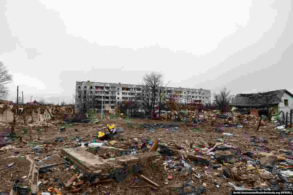 Зруйновані будинки в Бородянці, квітень 2022 року / Хоч і повільно – Бородянка відновлюється, квітень 2025 року на фото праворуч