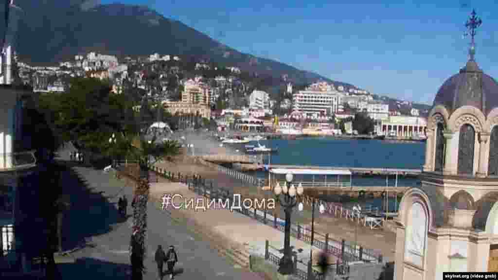 Ялтинская набережная. Прогуливаются несколько человек