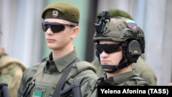 Сыновья главы Чечни Рамзана Кадырова Ахмат и Эли (слева направо) во время построения сотрудников силовых структур республики в честь 70-летия Владимира Путина, октябрь 2022 года.