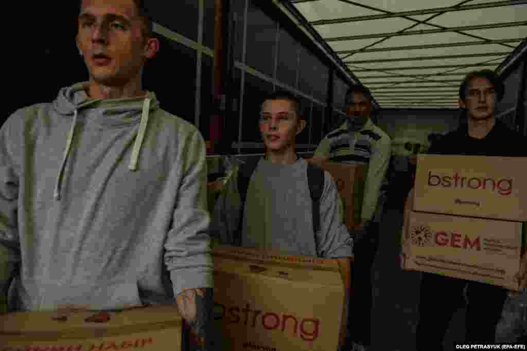 Незважаючи на побоювання української влади, що міни та міни-пастки все ще можуть калічити та вбивати мирних жителів, міжнародні організації почали доставляти в Херсон допомогу  