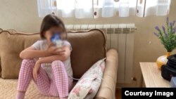 Cistična fibroza dovodi do poremećaja u radu žlijezda, zbog čega luče gusti ljepljiv sekret, a njegovo gomilanje oštećuje pluća, sistem za varenje, žuč, kožu