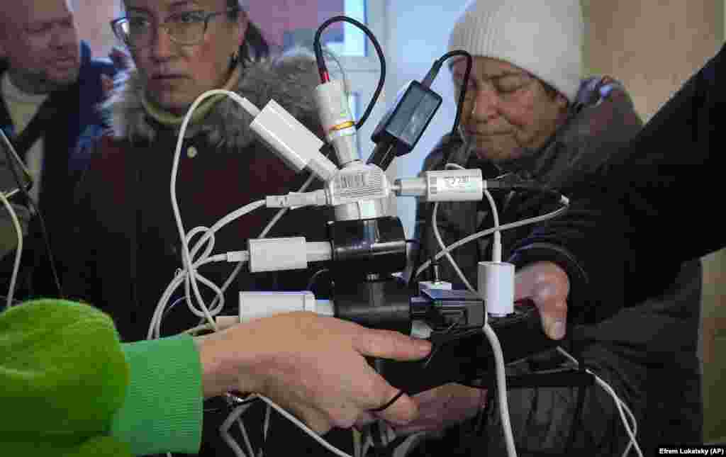 «З 6 листопада більша частина звільненої Херсонщини знеструмлена, – повідомив глава «Укренерго» Володимир Кудрицький. – Ми робимо все можливе, щоб якомога швидше забезпечити людей електроенергією»