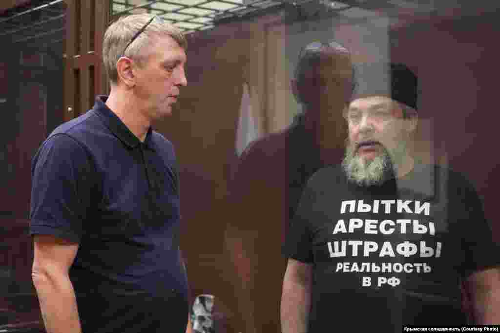 Фигуранту «дела крымских мусульман» Яшару Шихаметову (справа), признанному правозащитниками политзаключенным, в Южном окружном военном суде Ростова-на-Дону российский прокурор запросил 11 лет лишения свободы