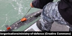 Міністерство оборони Великої Британії показало один із дронів для очищення морської акваторії від вибухонебезпечних предметів, які готується передати Україні. Серпень 2022 року