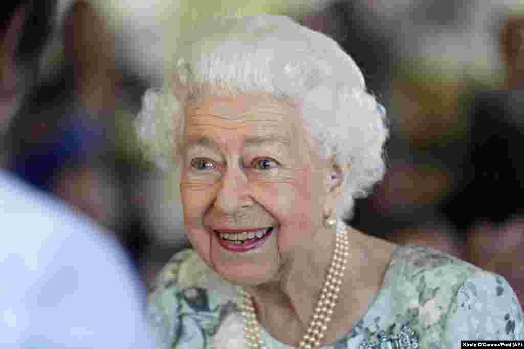 Королева Єлизавета II під час церемонії офіційного відкриття нового будинку у хоспісі Темзи, Мейденхед, Англія 15 липня 2022 року