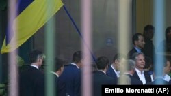 Фото AP: державний секретар США Ентоні Блінкен, третій праворуч, відвідує дитячу лікарню в Києві, Україна, 8 вересня 2022 року