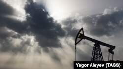 Частина членів ЄС вважає пропозицію країн «Групи семи» (G7) про ліміт на рівні 65-70 доларів за барель занадто доброю для Росії, інші твердять, що це занадто низька ціна