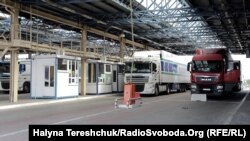 Служба додає, що наразі перед цими пунктами пропуску на в’їзд до України чекають майже 700 вантажівок