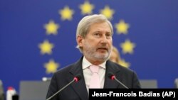 Йоганнес Ган визнав, що стрімке зростання цін на енергоносії та інфляція в ЄС можуть вплинути на те, наскільки блок буде готовий надати Києву додаткову фінансову підтримку.