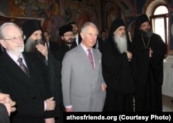 Принц Чарльз та генеральний секретар товариства «Friends of Mount Athos» Грехем Спік (крайній ліворуч) під час паломництва до православного монастиря