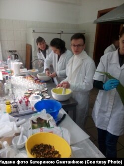 Луцькі волонтери виготовляють ліки для воїнів