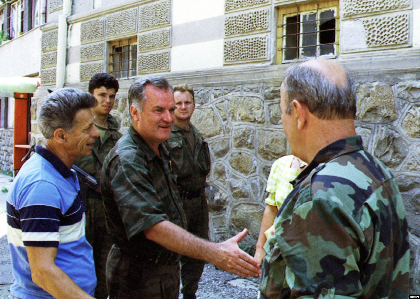 Ratko Mladić i general Radislav Krstić, prvi osuđeni za genocid, u Srebrenici 13. jula