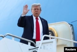 Președintele american Donald Trump urcă la bordul Air Force One pentru plecarea în Alaska. 15 august 2025.