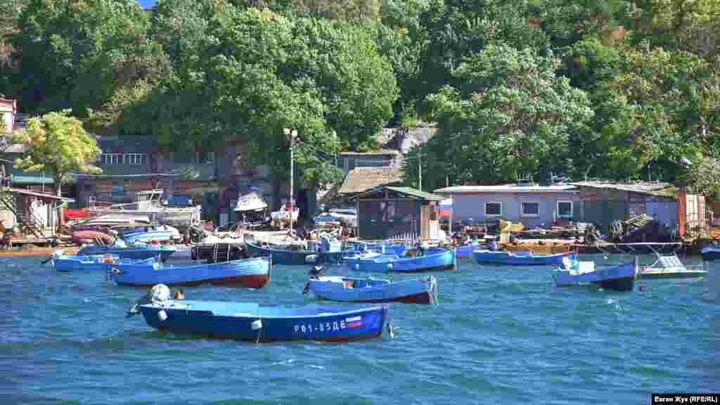 Рибальські човни «припарковані» в Аполлоновій бухті, що зобов'язана своєю назвою полковнику Аполлону Гальбергу, який командував наприкінці XVIII століття складами боєприпасів і артилерійською батареєю №5