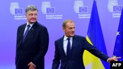 Президент Украины Петр Порошенко и председатель Евросоюза Дональд Туск (справа)
