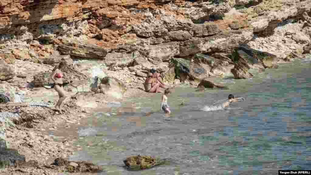 В теплом море купаются и взрослые, и дети&nbsp;