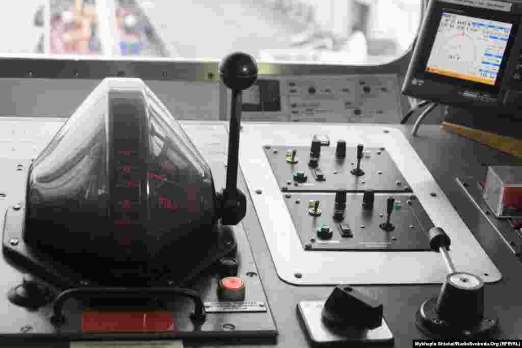 Капітанський мостик із радарною системою та зв’язком із машинним відділенням