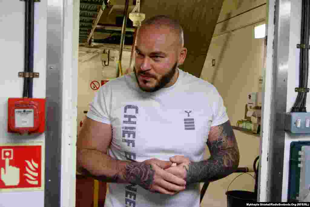 Старший механік Андріс Кубуліньш – поки що єдиний член екіпажу, який залишився працювати на криголамі після його продажу і приходу в Одесу. Він працював тут близько шести років