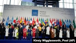 Фотографія учасників саміту G20 із медичними працівниками, які борються з коронавірусною інфекцією нового типу