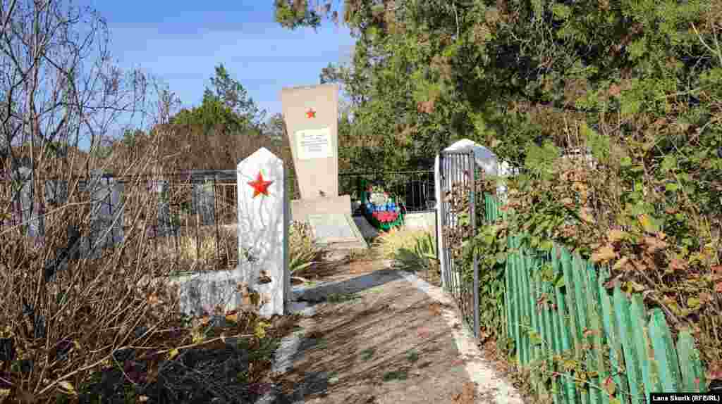 На окраине села у трассы Бахчисарай – Орловка расположено старое кладбище, на котором находится братская могила советских воинов, скончавшихся в 95 медсанбате 87-й гвардейской стрелковой дивизии. Памятник на могиле покосился