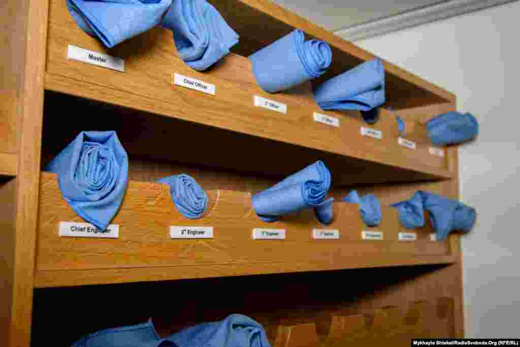 Переходимо до офіцерської їдальні – у кожного члена екіпажу і науковця своя серветка (залишились від англійців)