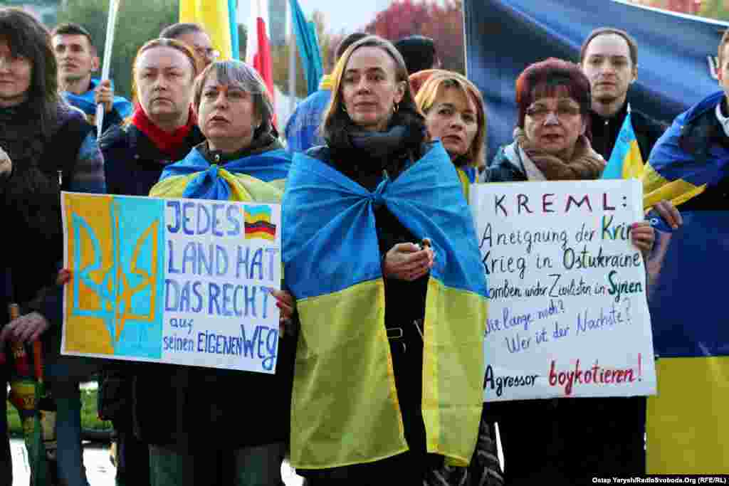 «Каждая страна имеет право на собственный путь», «Бойкот агрессора» – такие лозунги написаны на плакатах ативистов