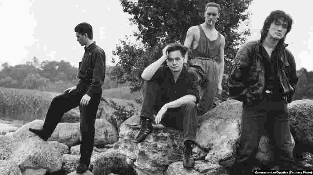 В 1982 году Цой создал группу «Кино» и записал первый альбом под названием «45». Песня «Электричка», о человеке, который застрял в пригородном поезде и движется в неправильном направлении, была воспринята как метафора жизни в Советском Союзе и была немедленно запрещена