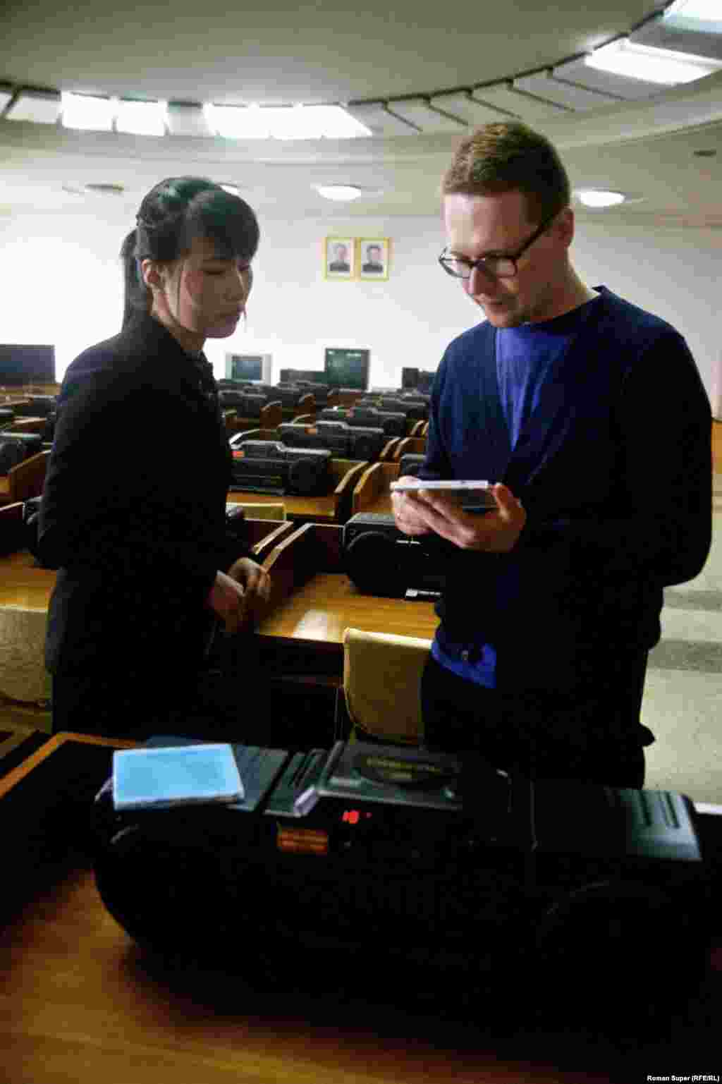 Культурный шок. Музыкальный зал в народной библиотеке. Любой желающий может выбрать диск по душе и послушать его на музыкальном центре (домой не дают). Совсем недавно в город завезли неких «Битлов».  Товарищ Супер с удовольствием раскачивает жёлтую подводкую лодку