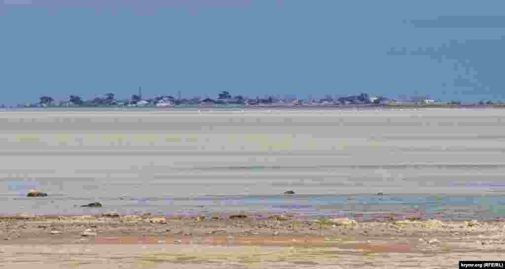 Село Соляное – единственный крымский населенный пункт непосредственно на Арабатской стрелке. Дальше на север от него российская ФСБ в ноябре 2014 года установила пограничную зону. Там могут находиться только граждане с российскими паспортами