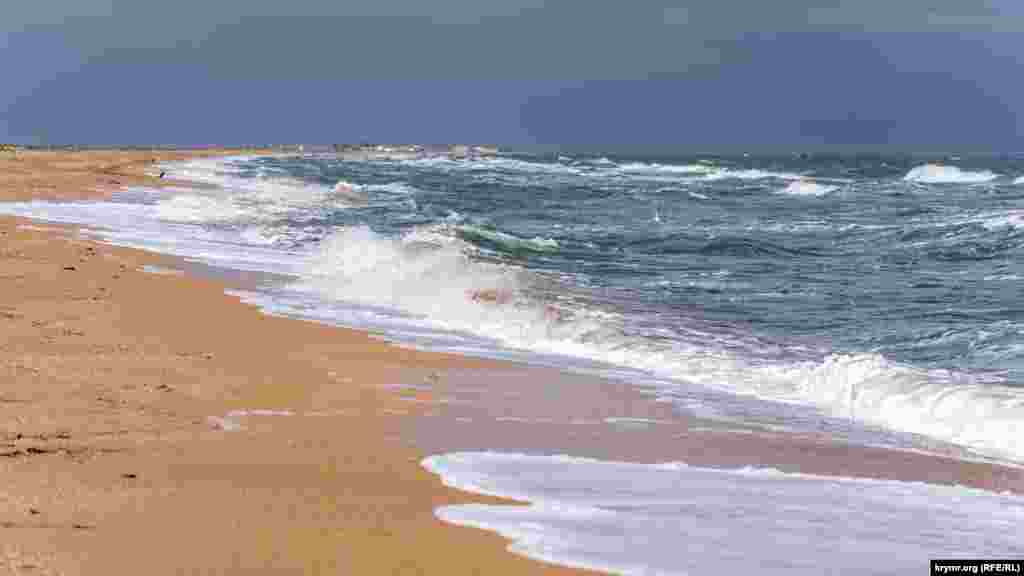 На косу с востока накатывают волны Азовского моря 
