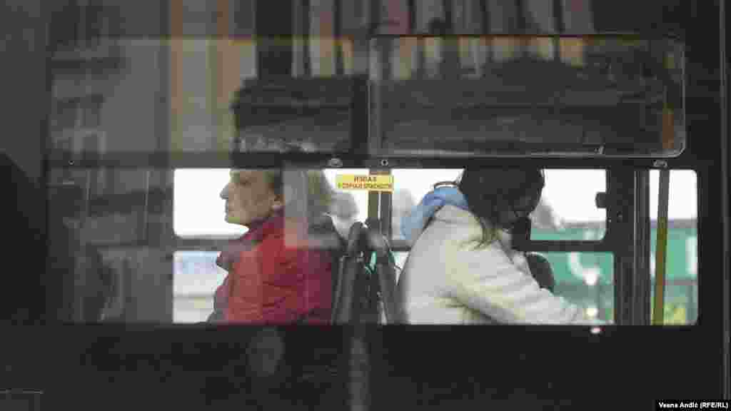 Ulazak u prevoz građanima bez maske nije dozvoljeno, kao što se navodi u obaveštenjima na pojedinim vozilima gradskog prevoza u Beogradu. Ipak, zamenik gradonačelnika Beograda Goran Vesić navodi za Radio Slobodna Evropa da je nemoguće da inspekcijske službe kontrolišu svih 1.643 vozila gradskog prevoza u prestonici Srbije. Fotografija levo: putnici u autobusu u Beogradu, fotografija desno: obaveštenje o obavezi nošenja maske, 7. oktobar 2021.  